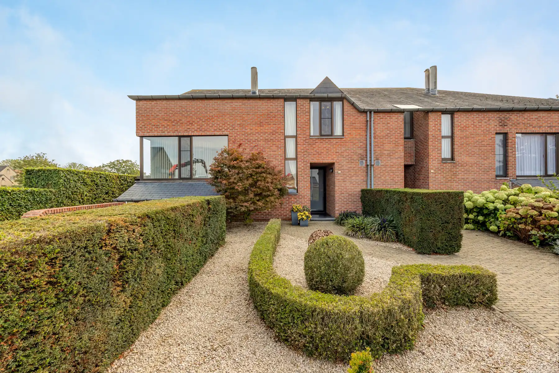 Eigentijdse gezinswoning op een perceel van ca 1.059m² in het centrum van Hoogstraten foto 2