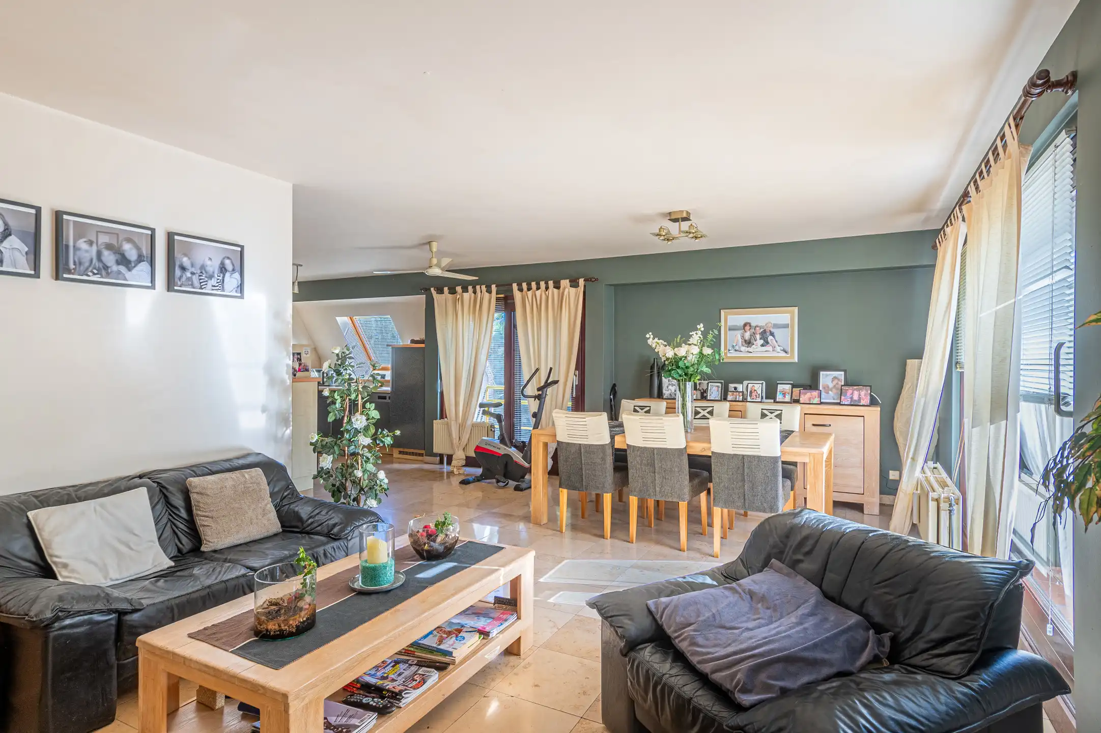 Ruim 3-slaapkamerappartement met garage foto 2