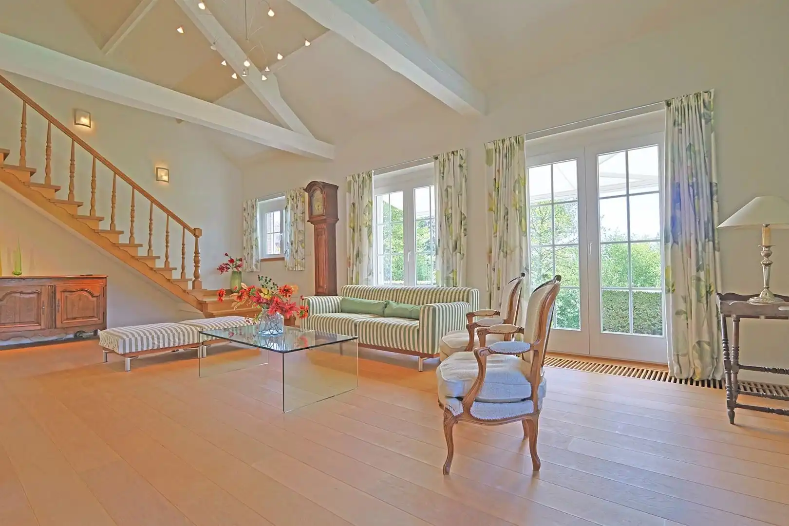 Tijdloze villa in het groen nabij de stad foto 5