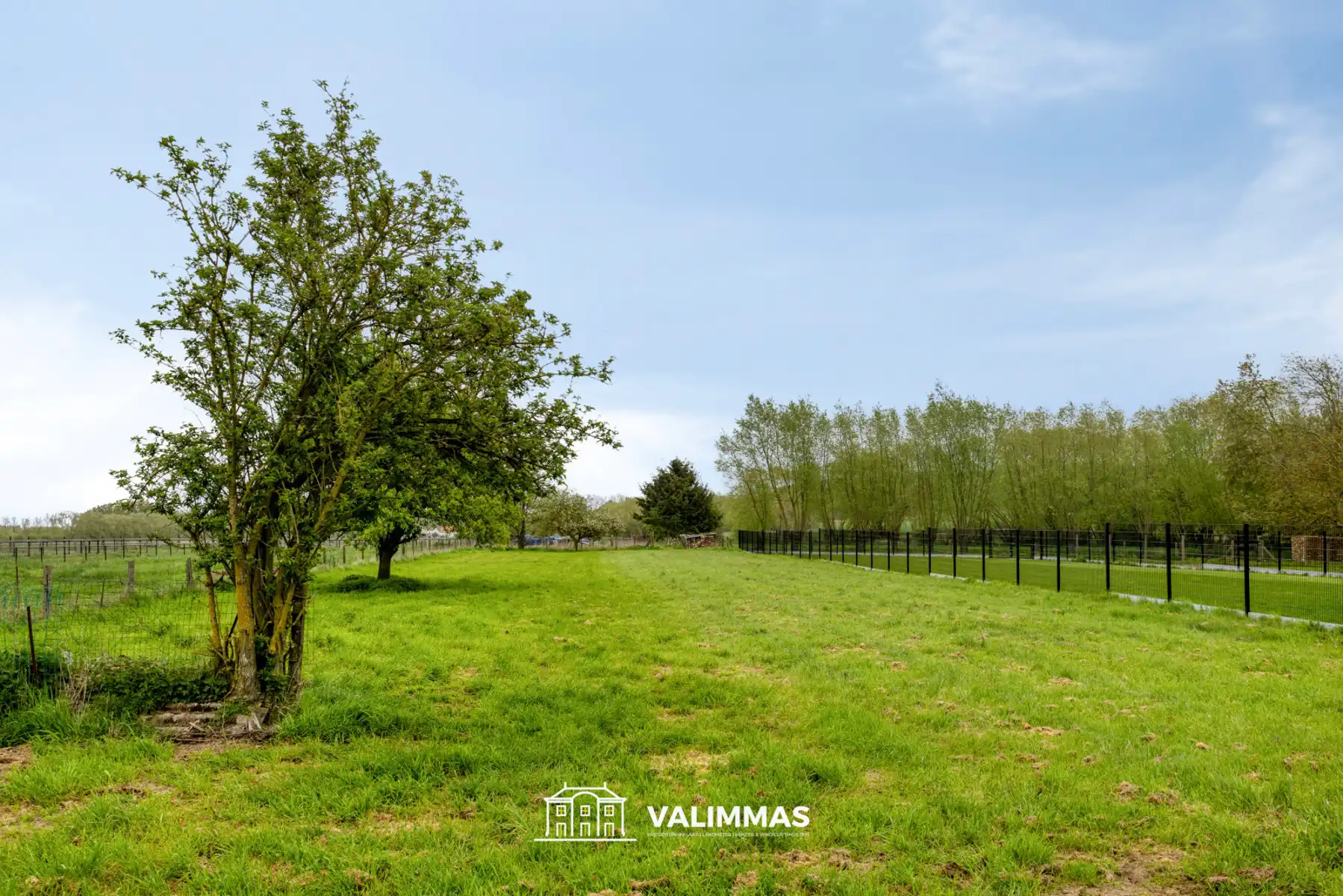 Een driegevelwoning met garage en grote tuin, op ± 26 are ! foto 21