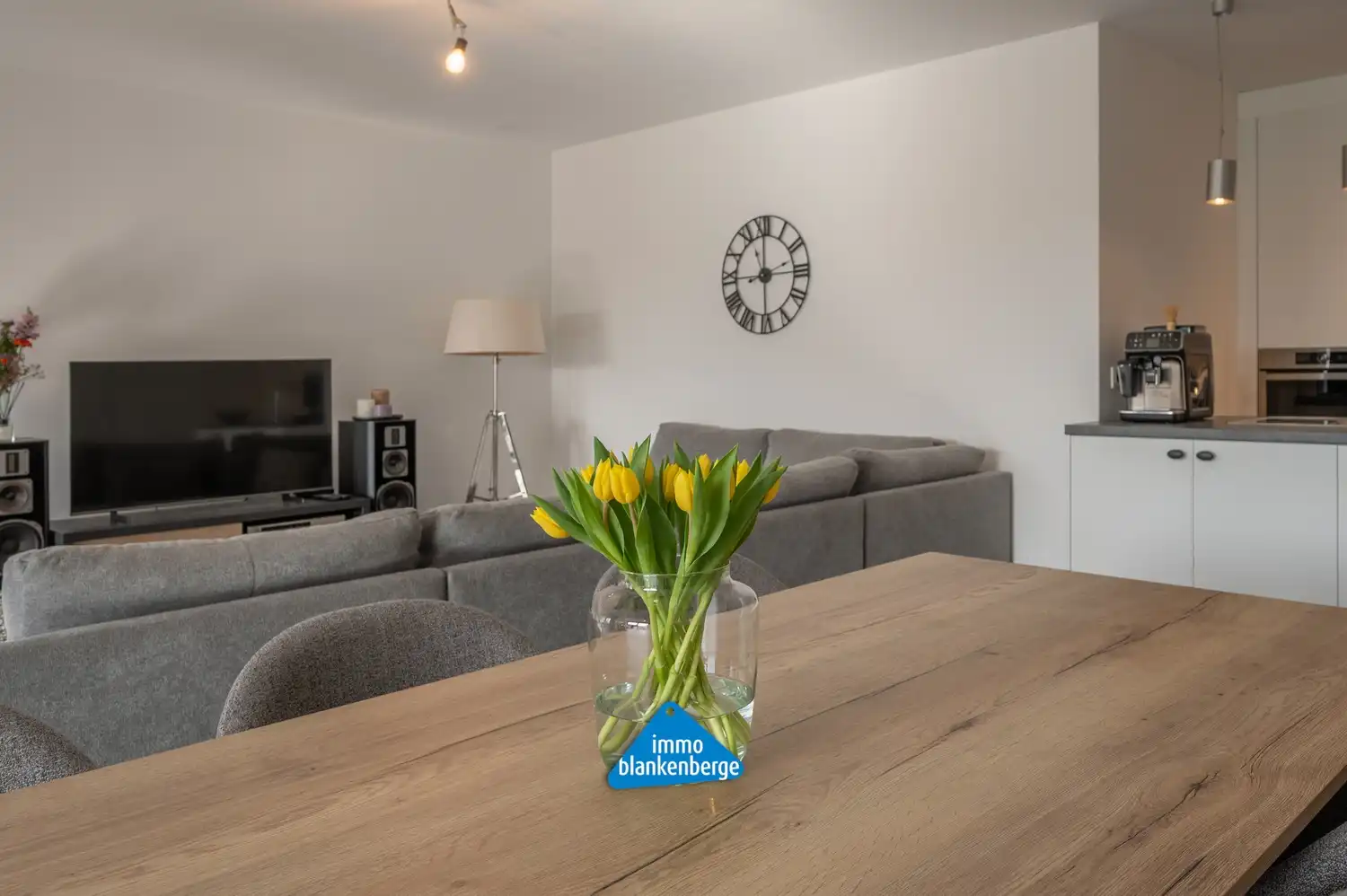 Instapklaar en verrassend ruim appartement met zonnig terras in het centrum van Beernem foto 13