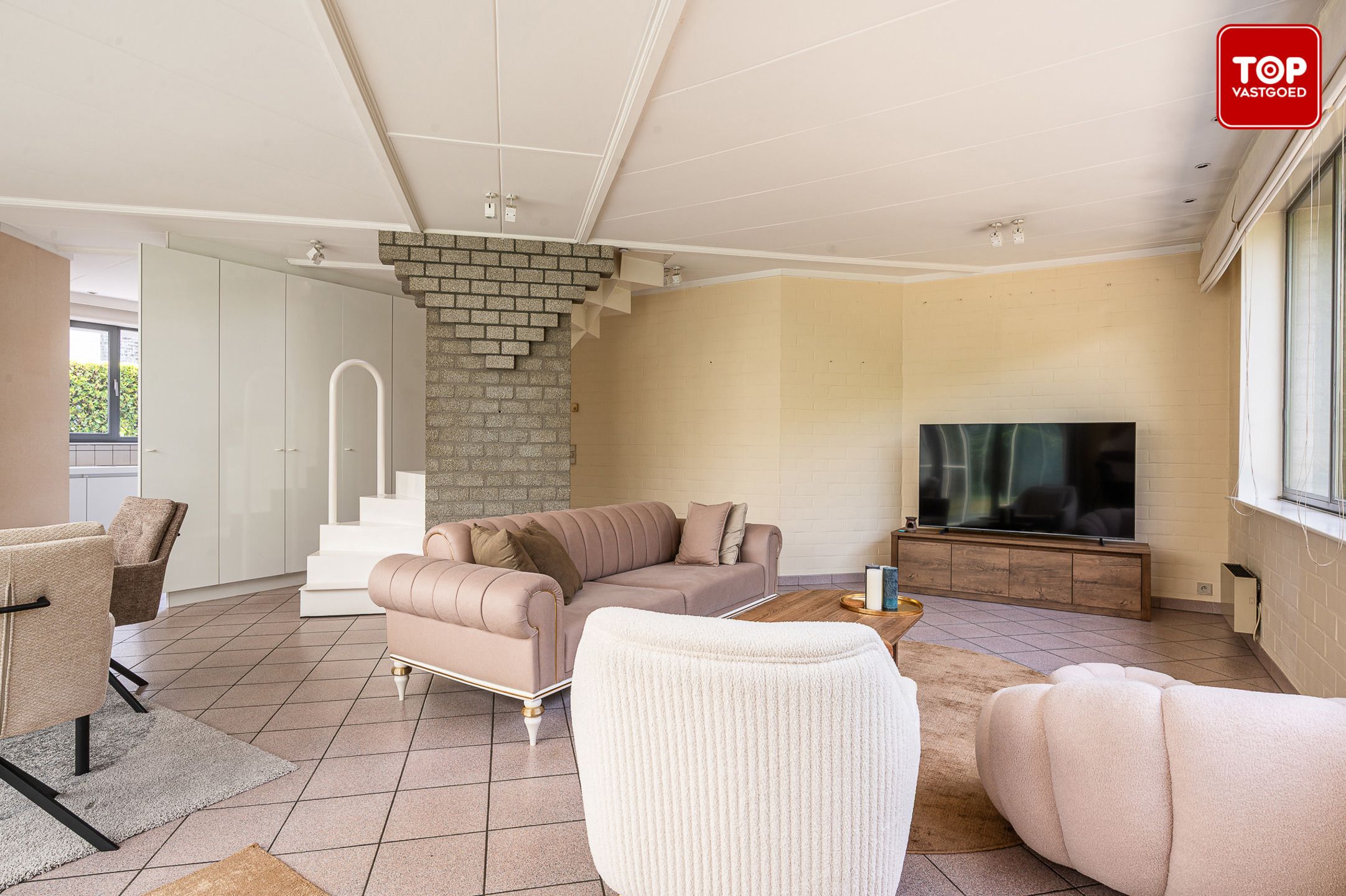 Open bebouwing een perceel van 690m² met mooie tuin en garage.  foto 9