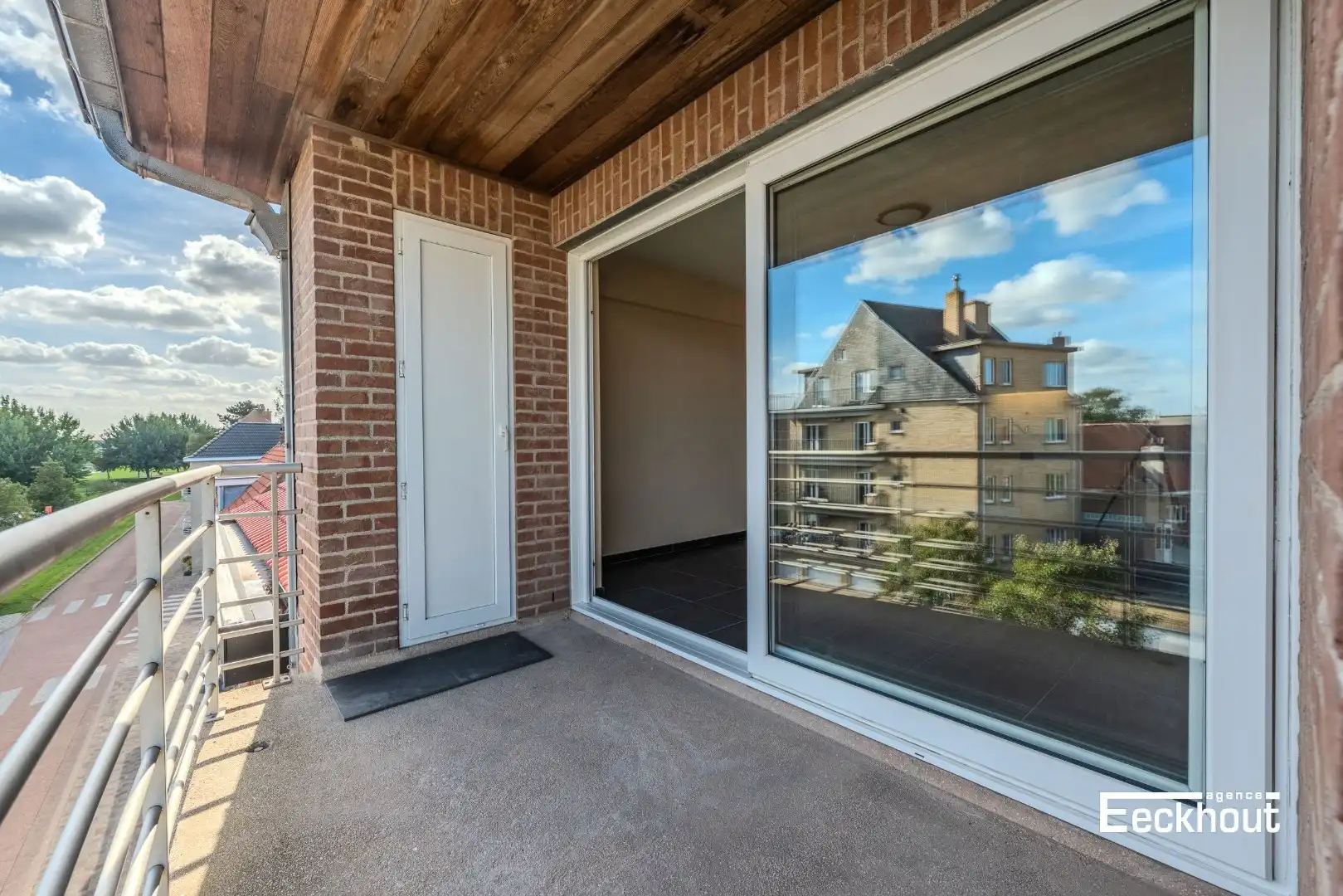 Modern appartement met groot zonneterras in rustige straat! foto 9