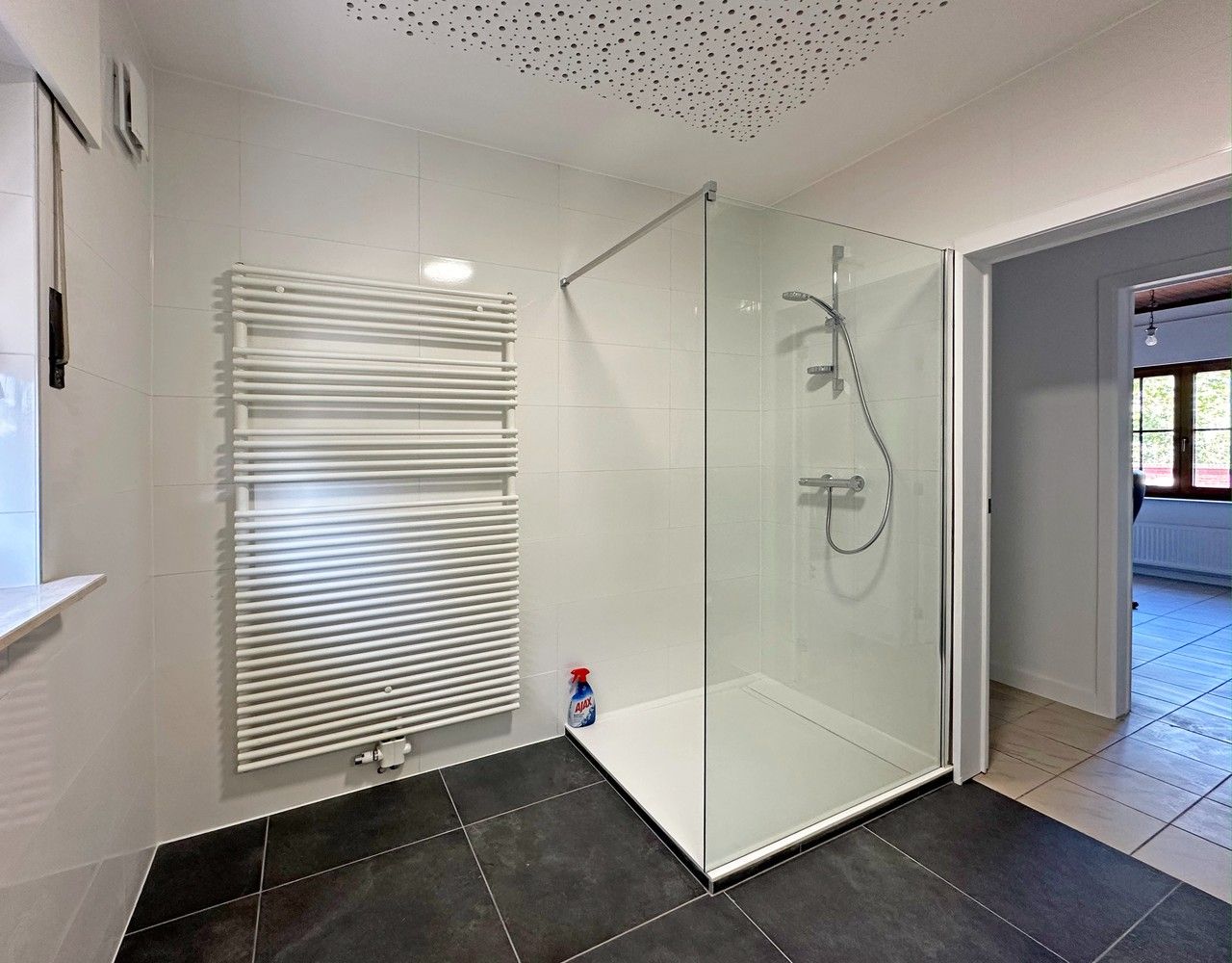 Zeer ruime woning met 4 slaapkamers, groot terras en 2 autostaanplaatsen! foto 9