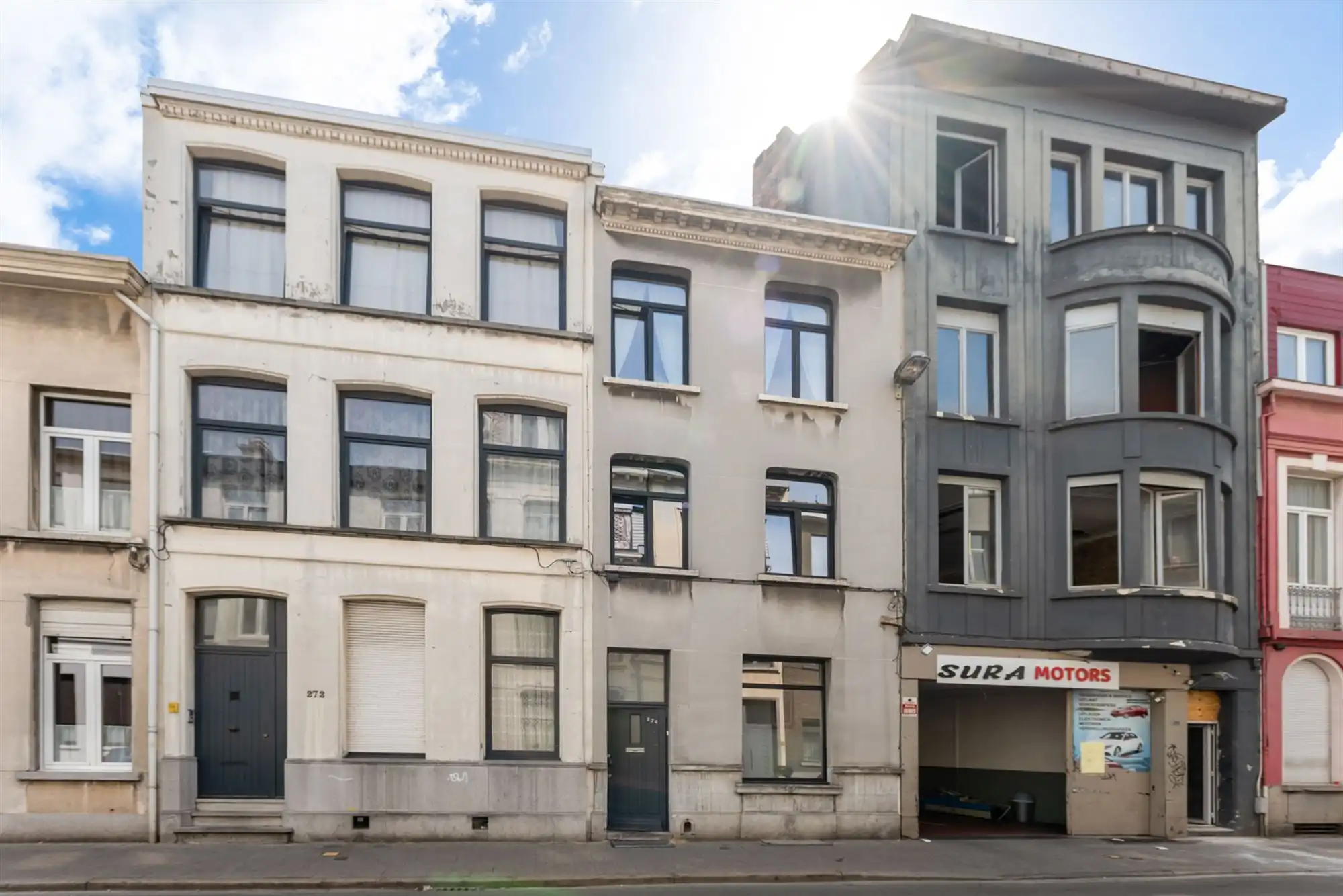 Huis met 5 slaapkamers en tuin, verder af te werken naar eigen smaak. foto {{pictureIndex}}