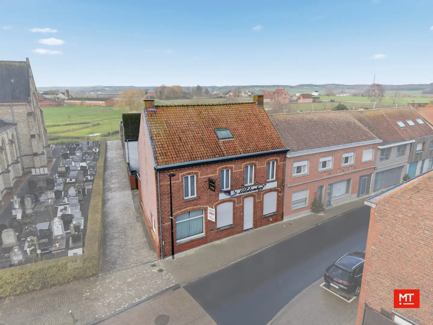 Bijzonder ruim gebouw met magazijn in de dorpskern van Zandvoorde (Zonnebeke) foto 2