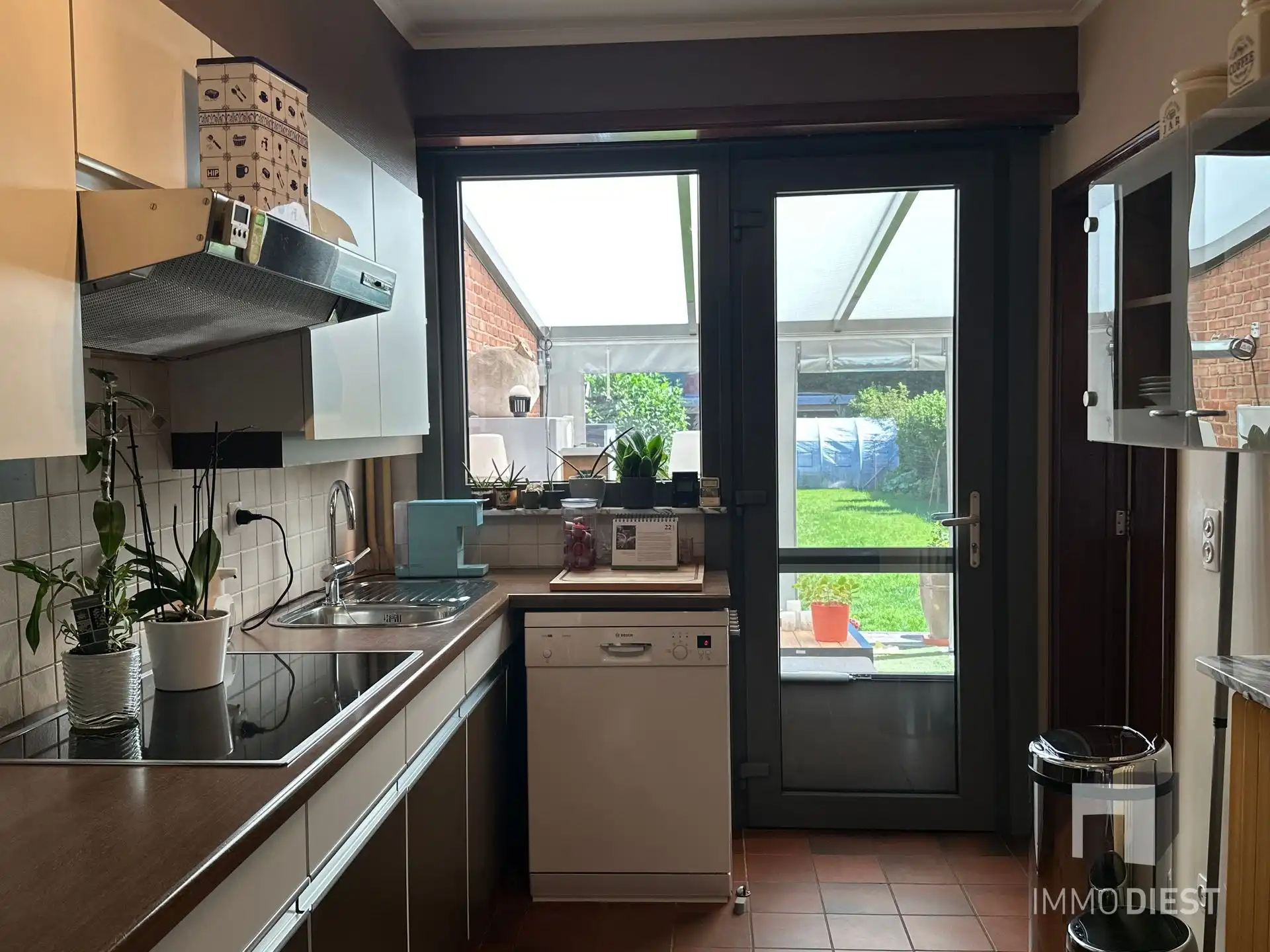 Zonnige woning met 3 slpks, garage en tuin foto 10