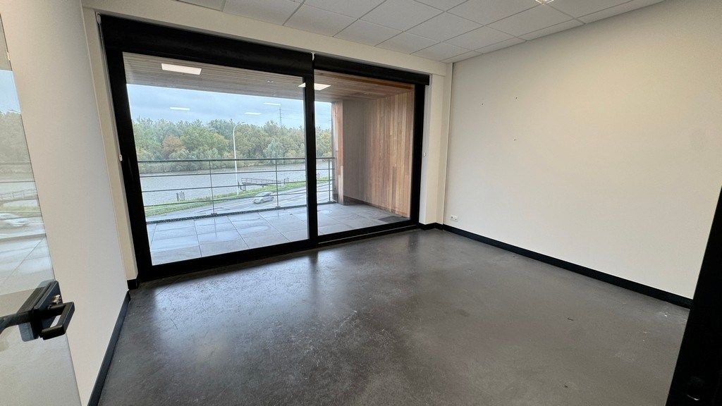 Instapklare kantoren te huur met terras vlakbij afrit R4 in Evergem foto 4