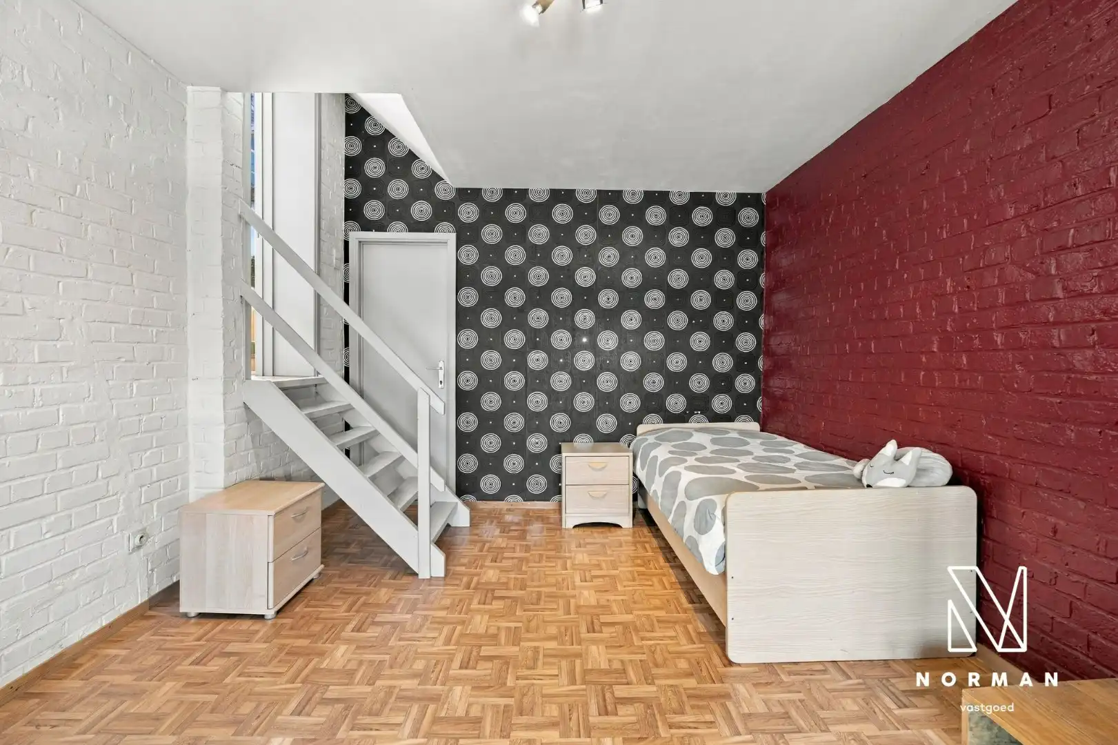 Stevige woning met 5 slaapkamers en praktijkruimte met parkeerplaats op commerciële ligging foto 14