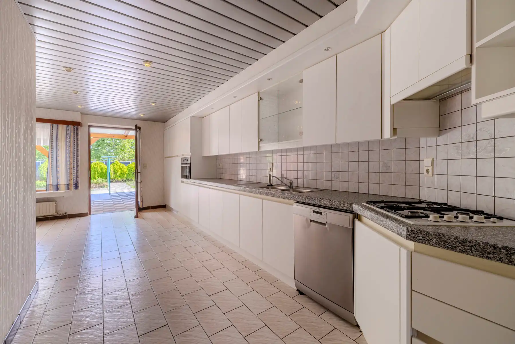 Op te frissen woning met 3 slpks, garage en gezellige tuin foto 5