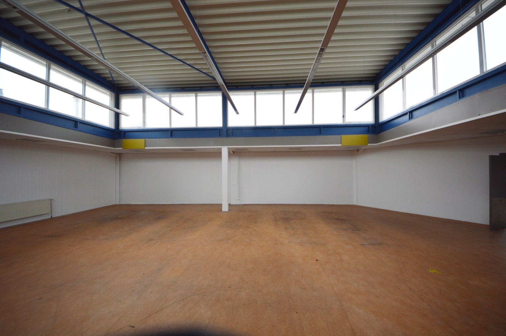 COMMERCIEEL GEBOUW BAANLOCATIE MET PARKING NABIJ MCDONALDS foto 21