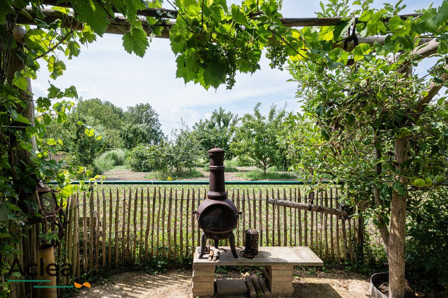 Halfopen bebouwing met weelderige tuin foto 20