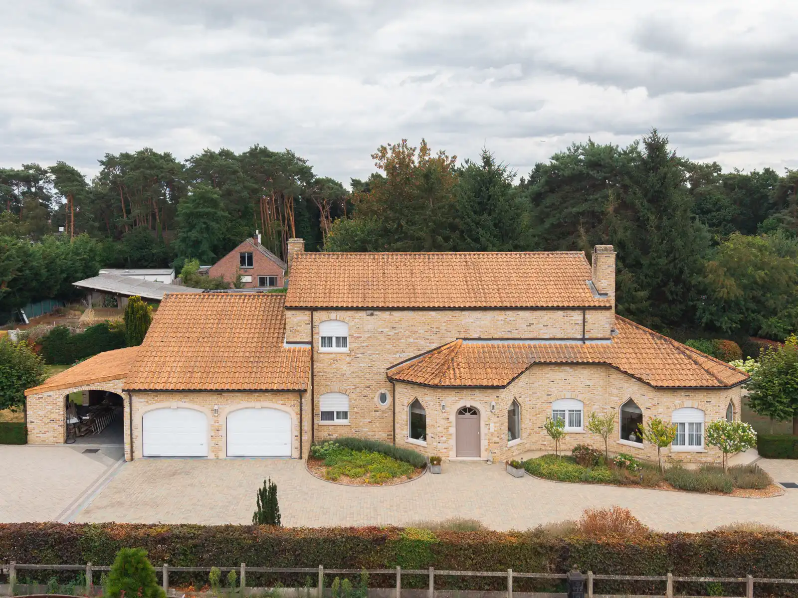 Royaal vrijstaand landhuis in zeer rustige buurt foto {{pictureIndex}}