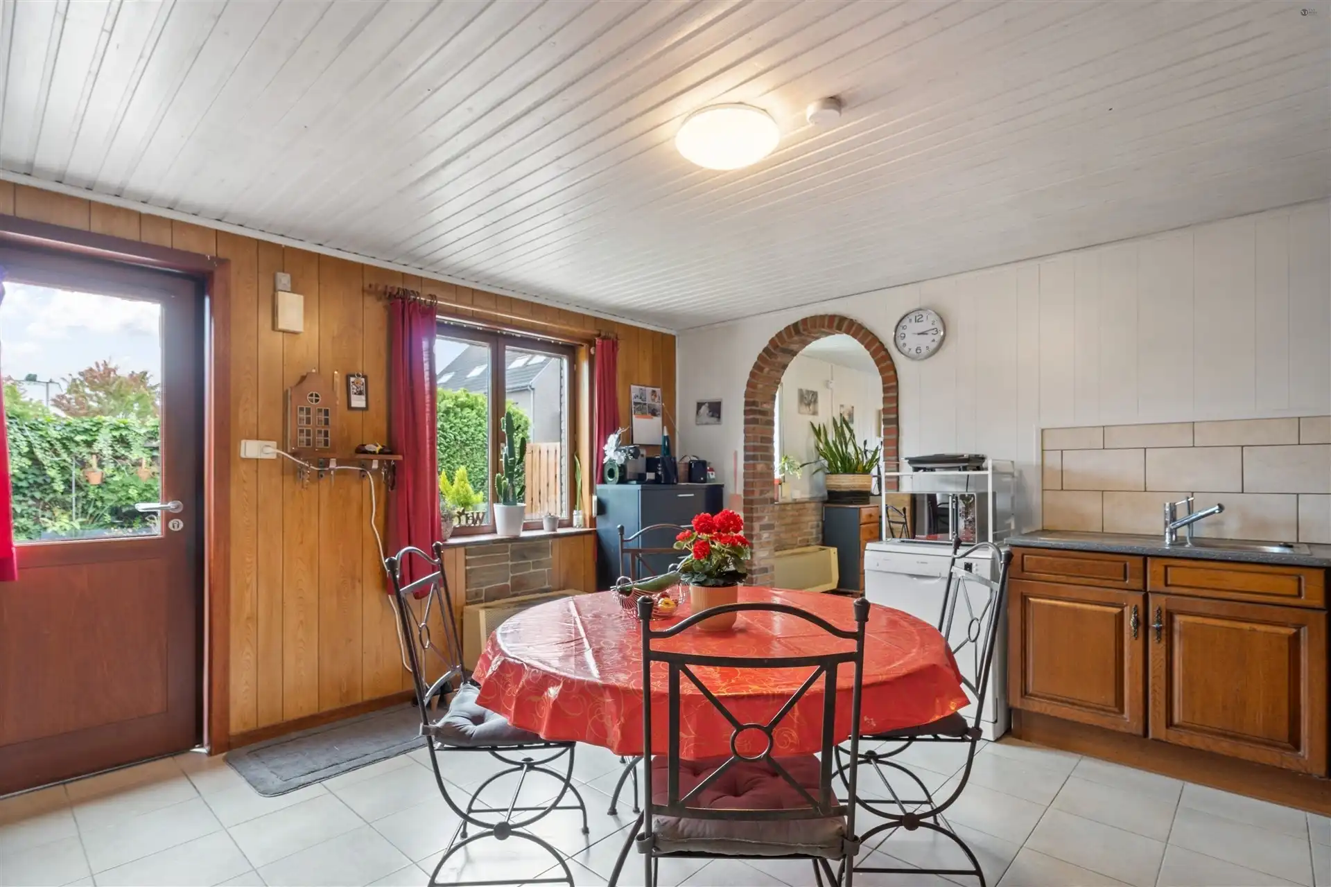 verzorgde woning met brede oprit en garage foto 7