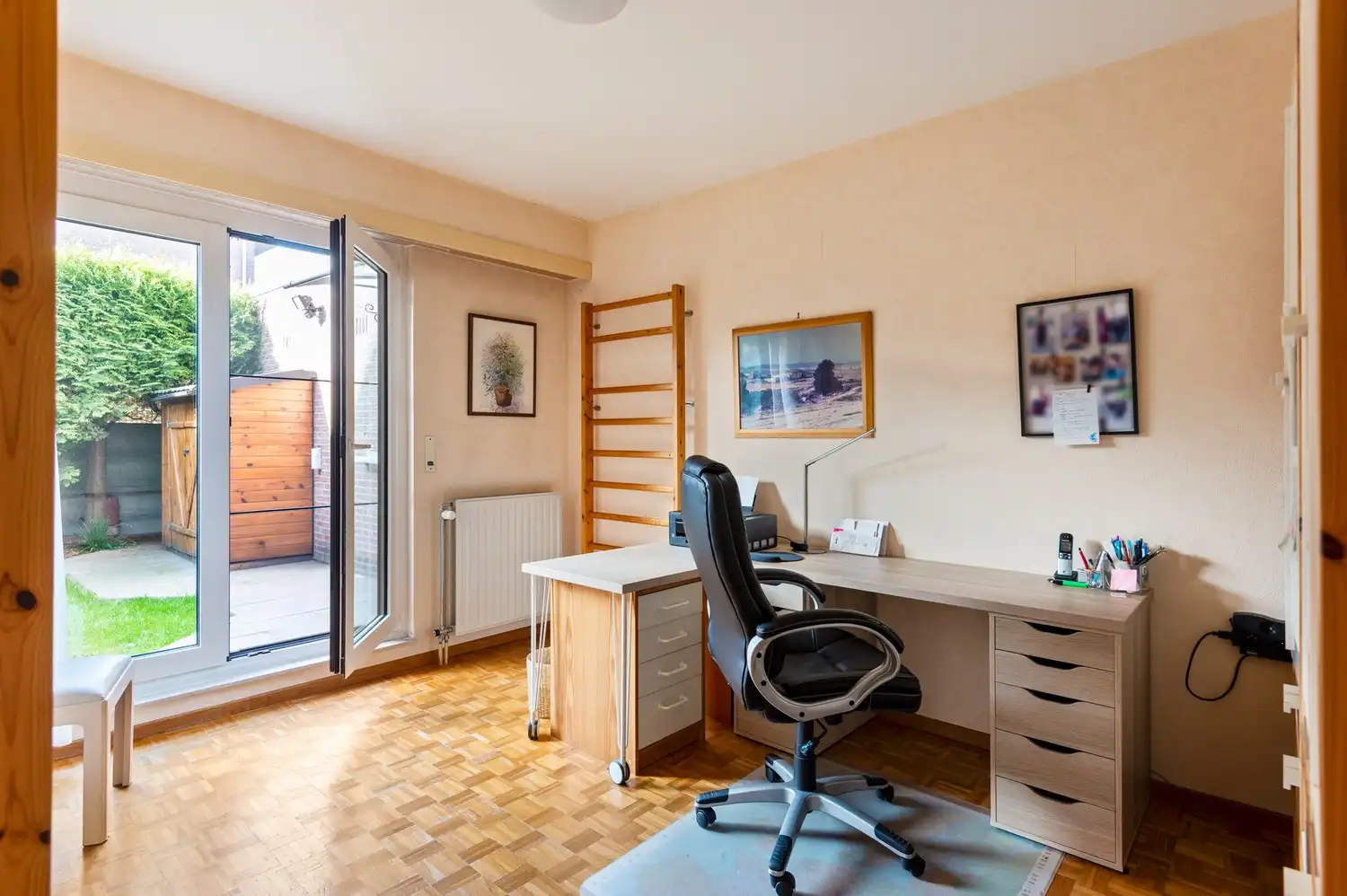 Uniek gelijkvloers appartement met 3 slaapkamers, inpandige garagebox met oprit alsook inpandige staanplaats en tuin in Borsbeek. foto 12