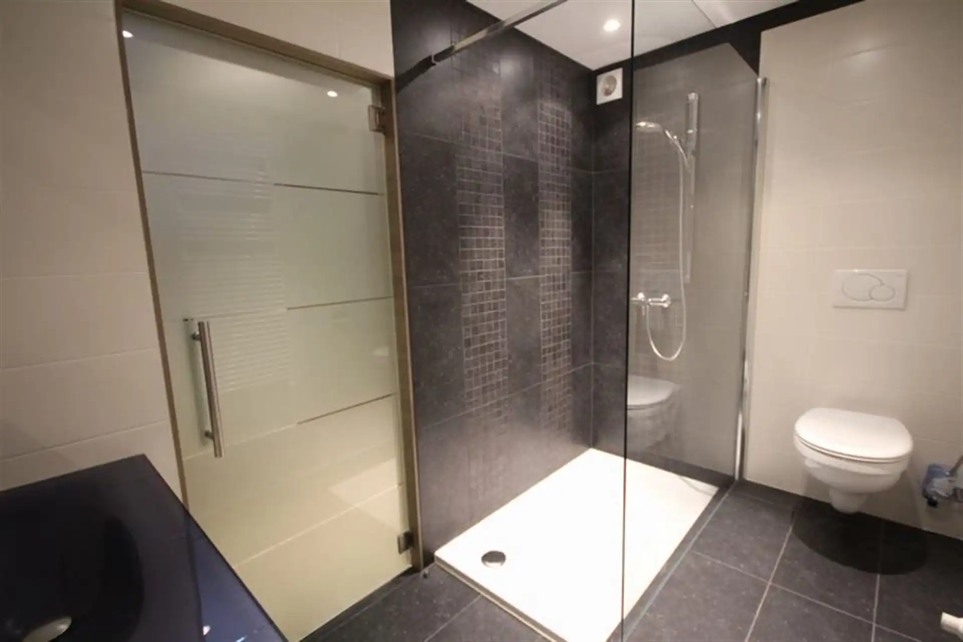 Fijn gelegen en recent gerenoveerde 4 slaapkamer woning foto 15