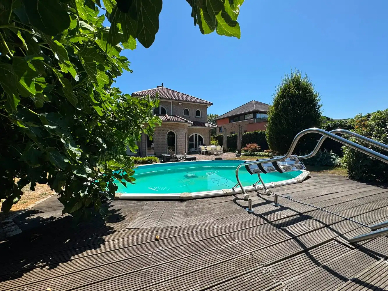 Villa met zwembad en bijgebouw foto 4