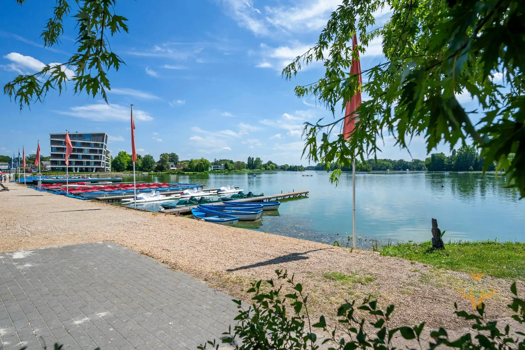 Luxueus, vernieuwd appartement met uniek zicht op Donkmeer foto 19