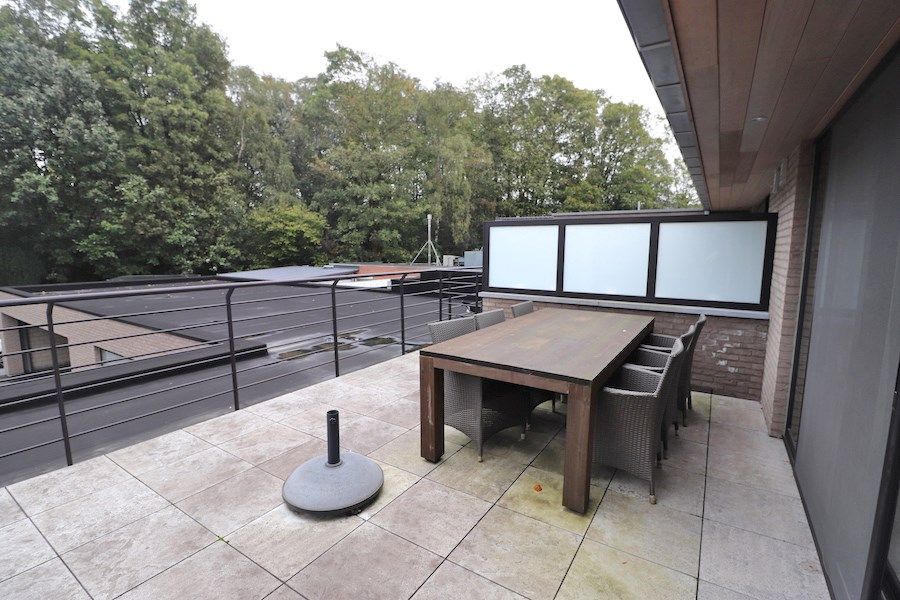 Lichtrijke woning met carport foto 4