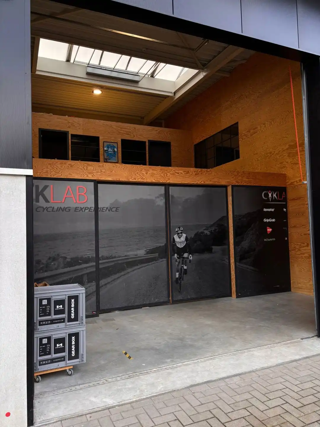 KMO-Unit te huur in Genk van 195m² + kantoren-sanitair-airco foto 2