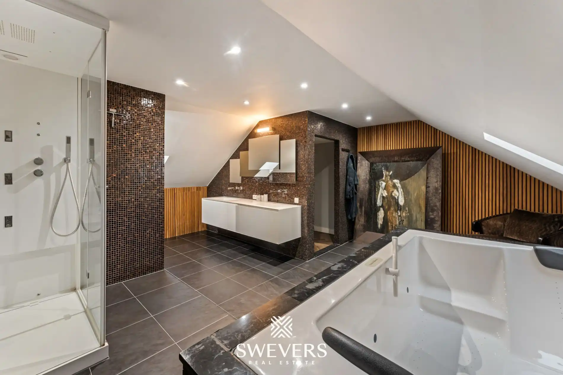 Exclusief gerenoveerde stadswoning met garage en drie terrassen in hartje Hasselt foto 36