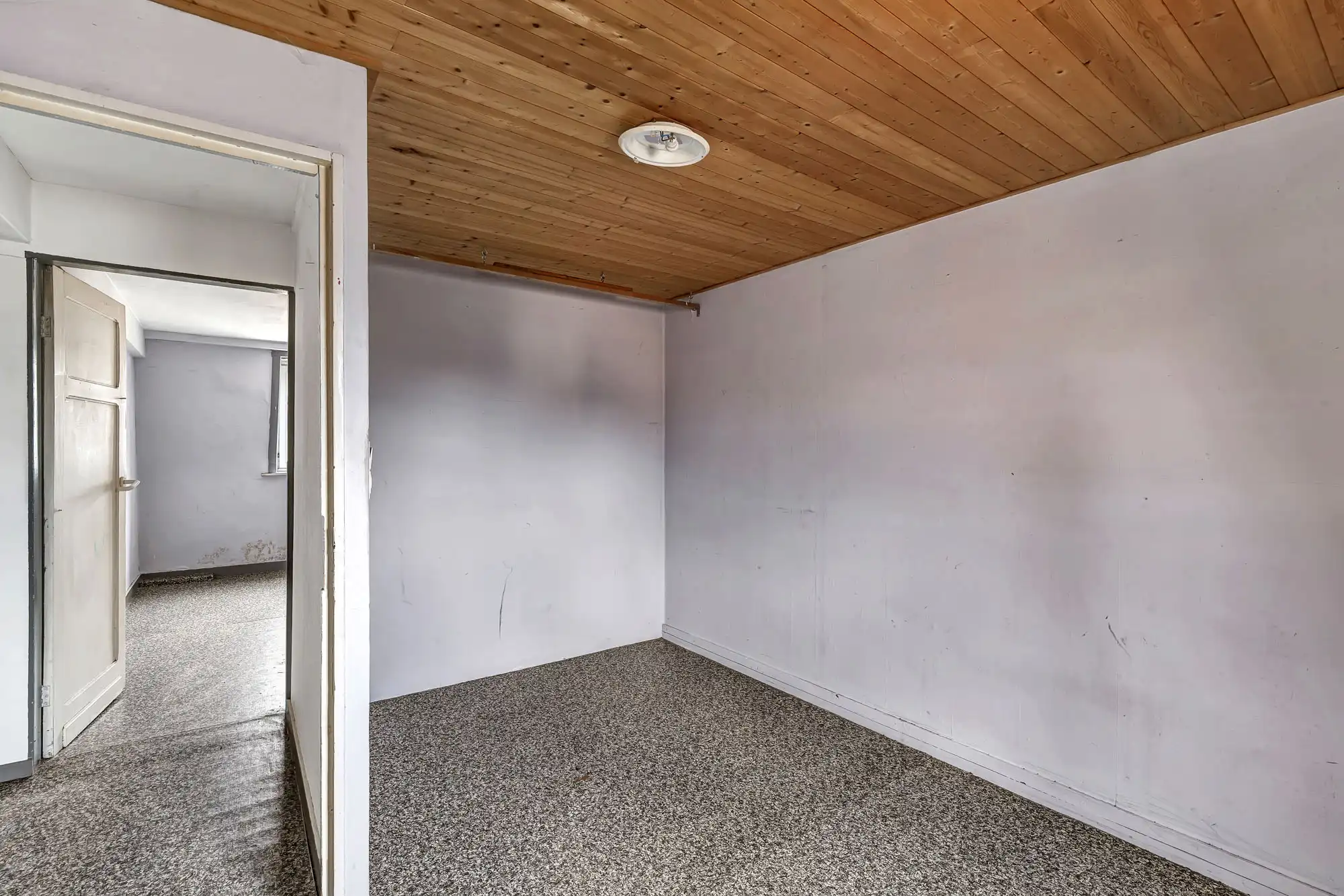 Te renoveren halfopen woning met veel potentieel foto 9