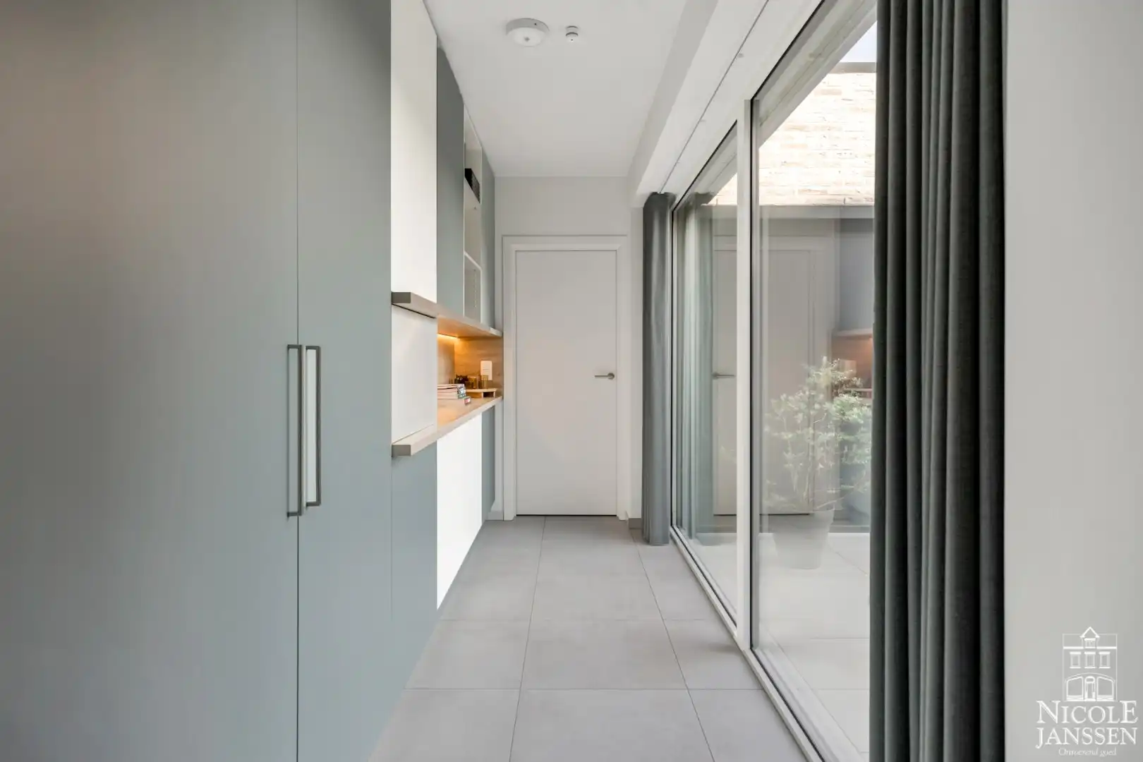 Gelijkvloers appartement met terras, twee bergingen en autostandplaats foto 14