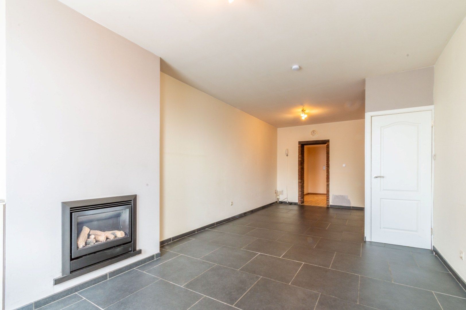 Een welgelegen, te moderniseren starterswoning met oa. 3 kamers foto 2