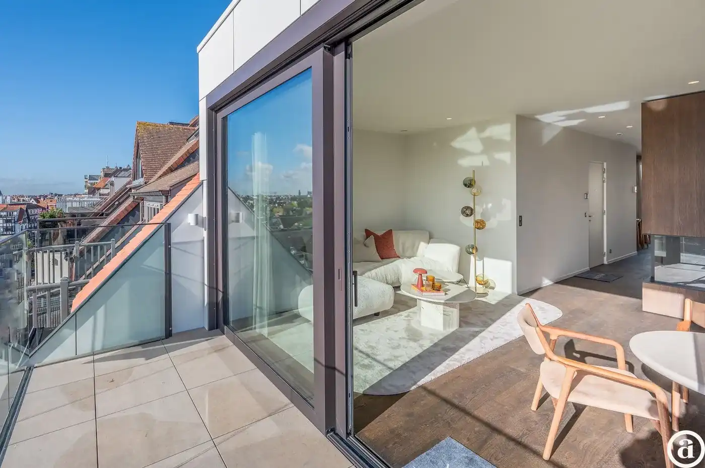 Nieuwbouwappartement gelegen in hartje het Zoute met een prachtig open zicht op de villa's. foto 5