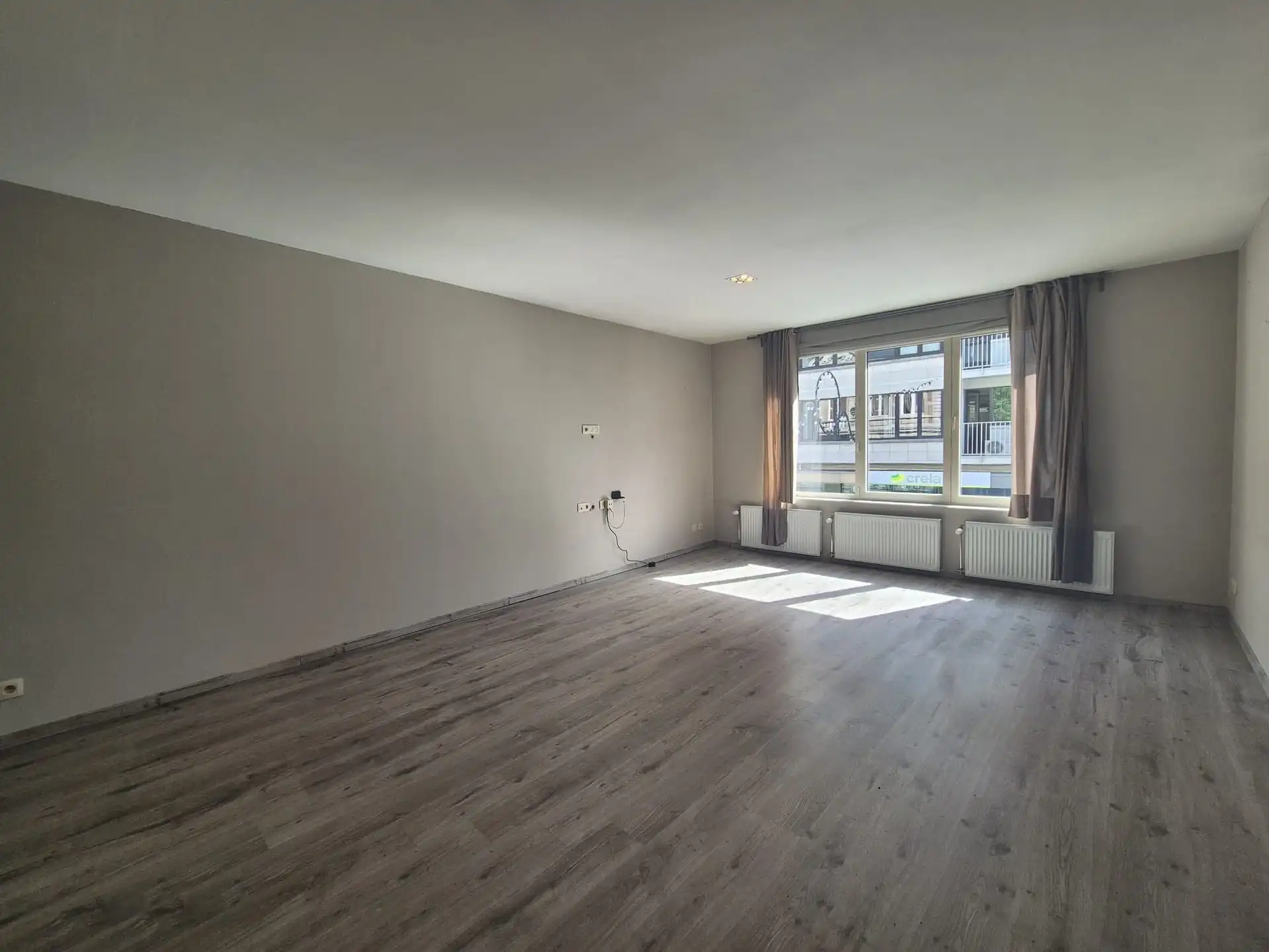 Instapklaar lichtrijk appartement met dakterras boven bakkerij “Hoste”. foto 2