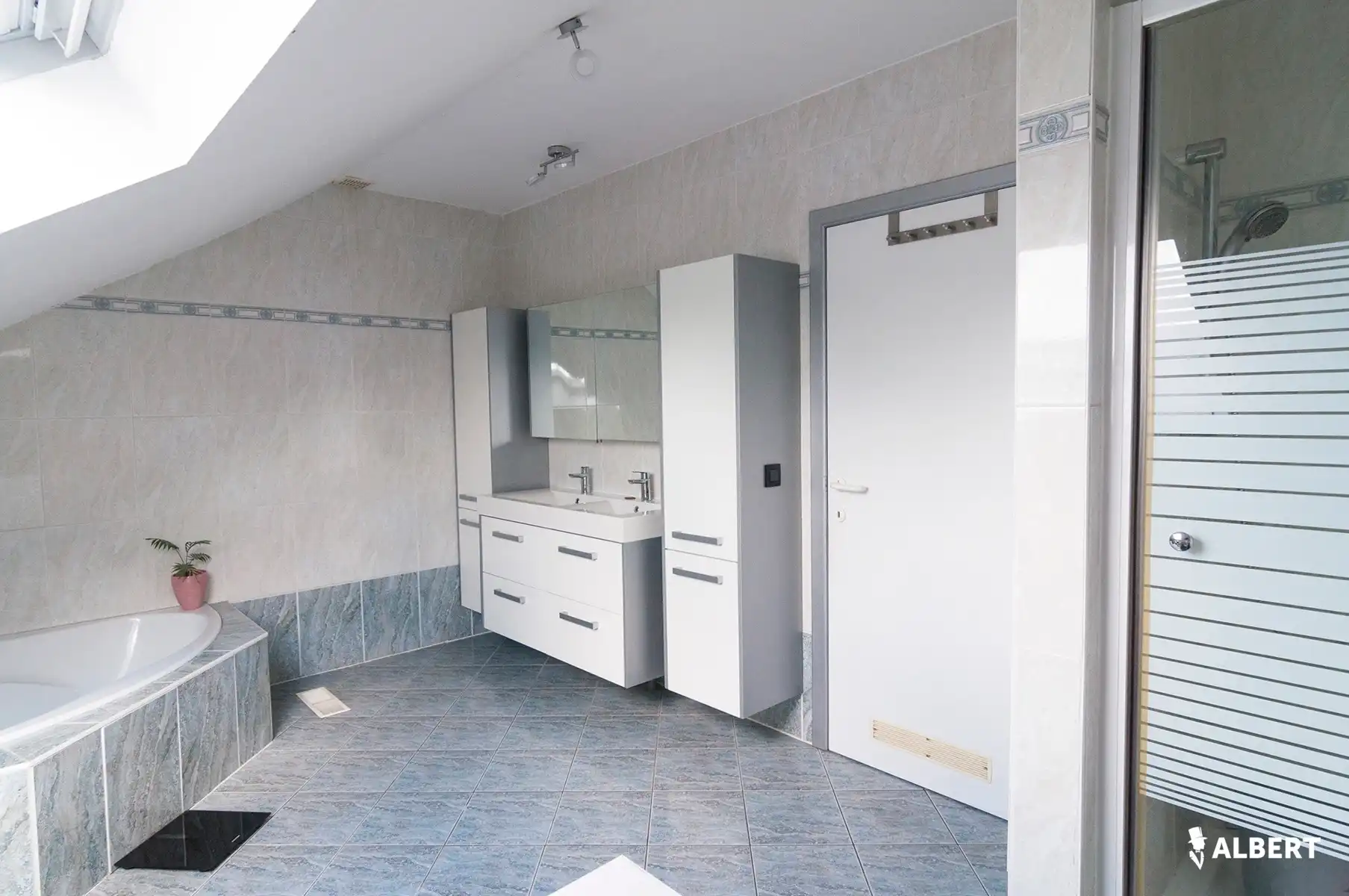  Ruime woning van 239m² op groot perceel  in Diepenbeek! foto 24