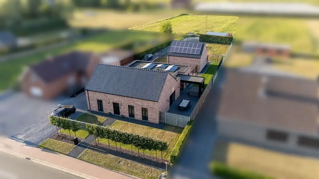 PRACHTIG GERENOVEERDE WONING MET 3 SLAAPKAMERS, 2 BADKAMERS, INPANDIGE GARAGE EN PAARDENSTALLINGEN MET ENERGIEZUINIG EPC TE WIJER (NIEUWERKERKEN)  foto {{pictureIndex}}