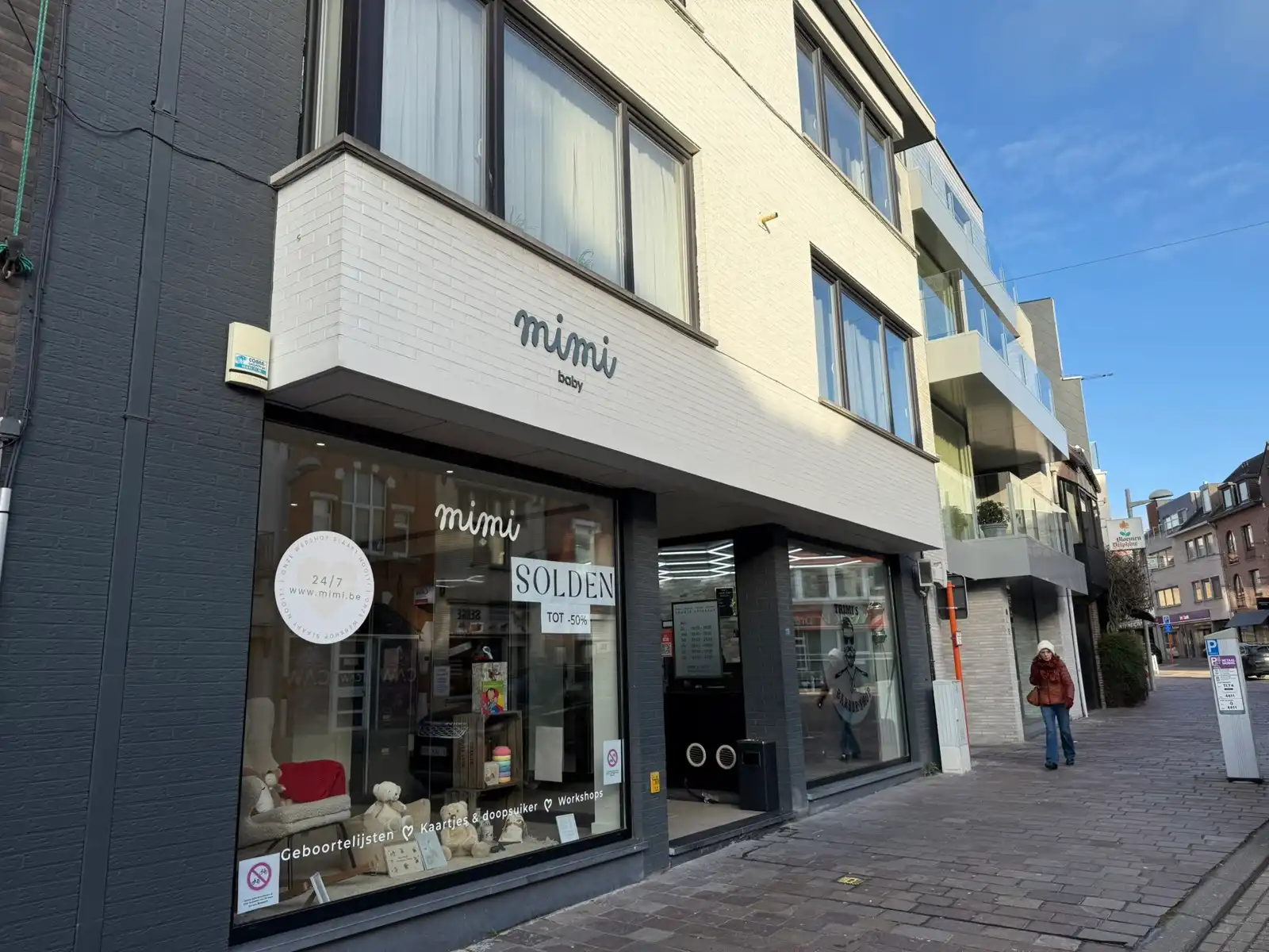 Zeer centraal gelegen polyvalent handelspand bestaande uit winkelruimte/kantoorruimte  foto 2