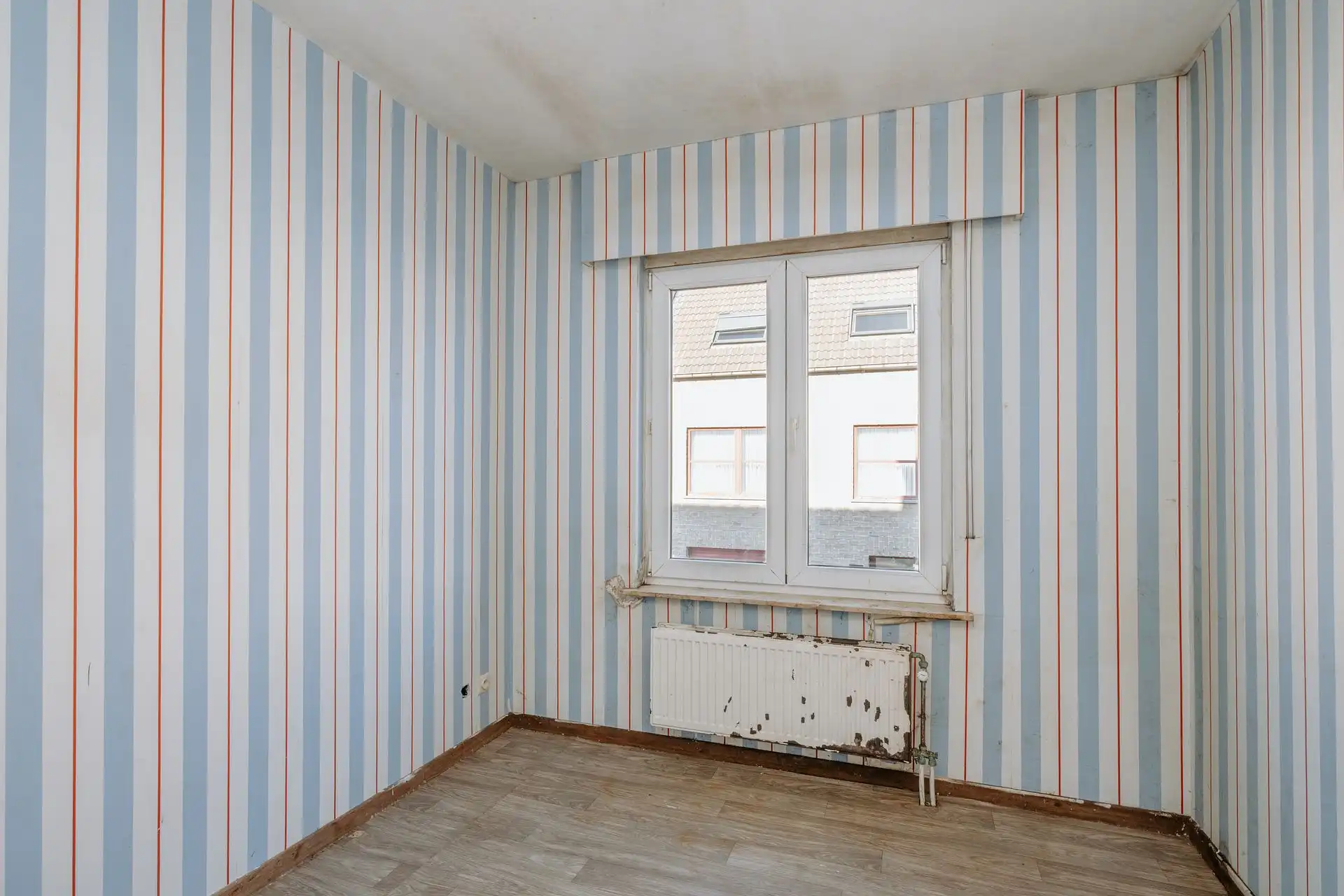 Te renoveren gezinswoning met zonnige tuin! foto 5