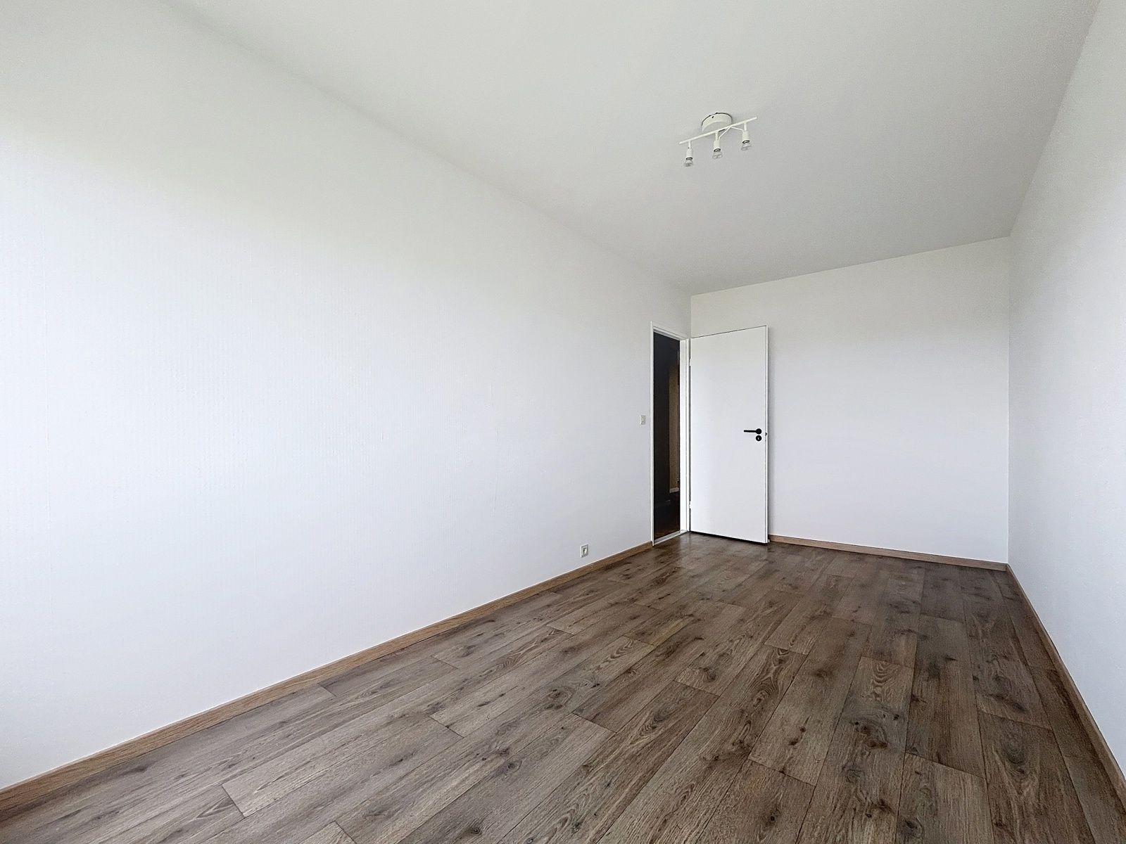 Vernieuwd app met 2 slpks en balkon foto 17