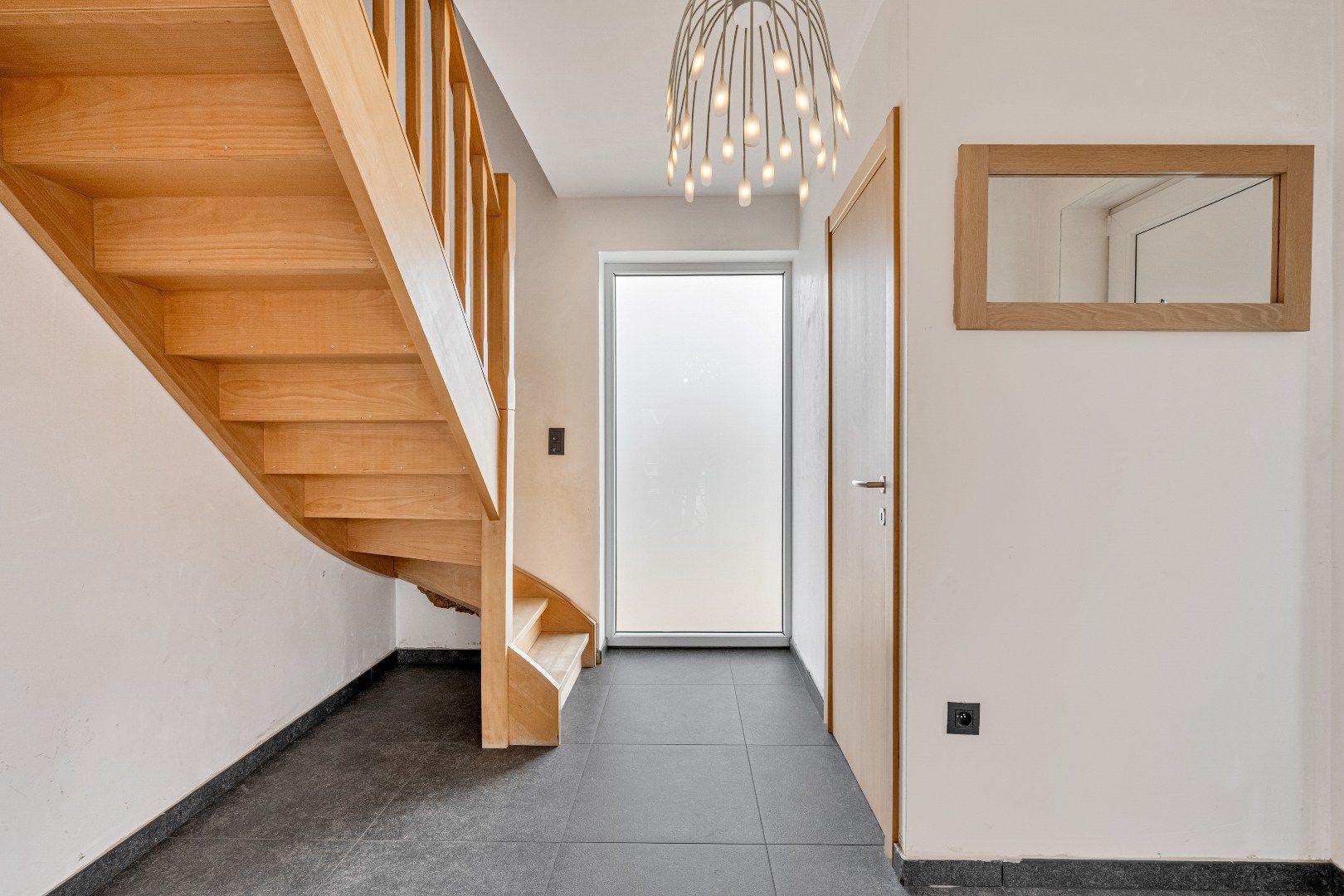 Moderne halfopen bebouwing met garage en tuin foto 2