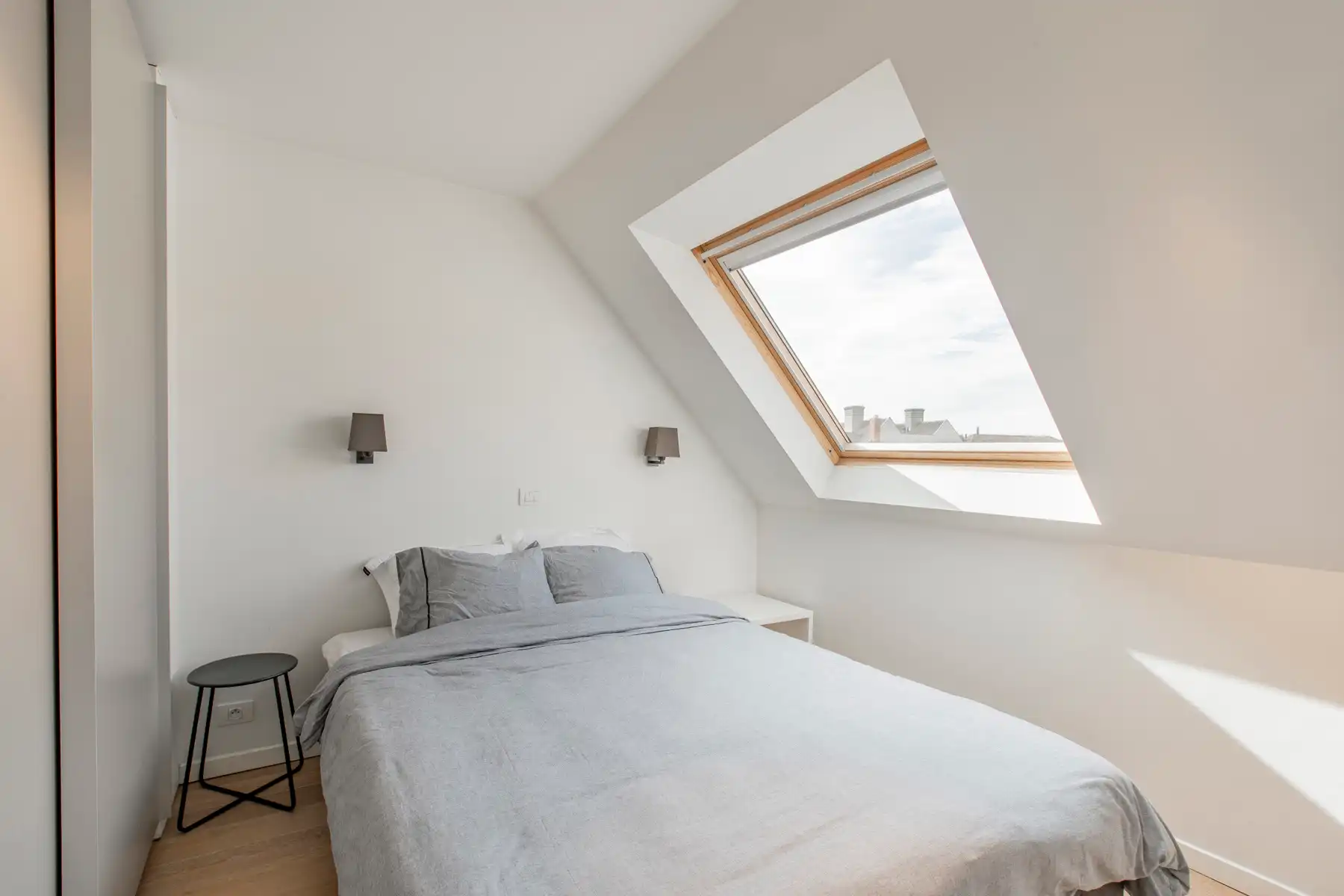 Uitzonderlijk ruim en modern gemeubelde triplex met zonneterras foto 13