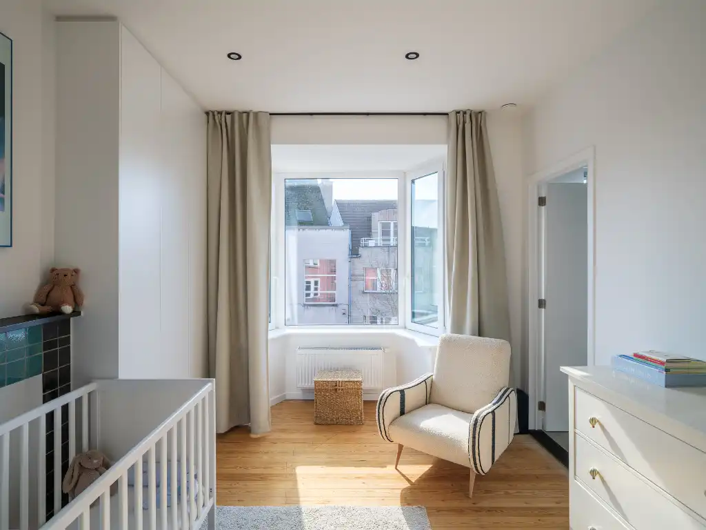 Instapklare en smaakvol gerenoveerde woning (3 slaapkamers – 2 badkamers) met tuin nabij het Paul de Smet de Naeyerpark. foto 17