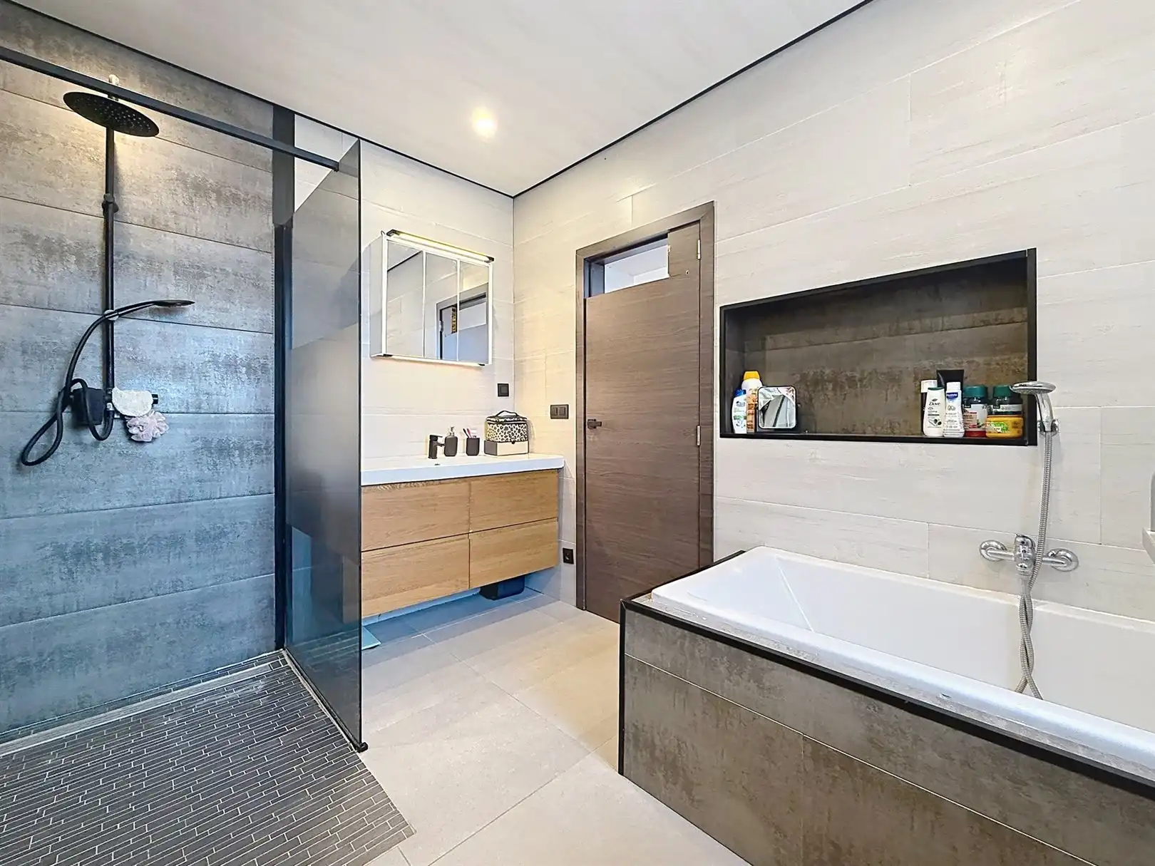 Gerenoveerde woning (2019), 2 slpks, zolder, opp 3a 03ca foto 12