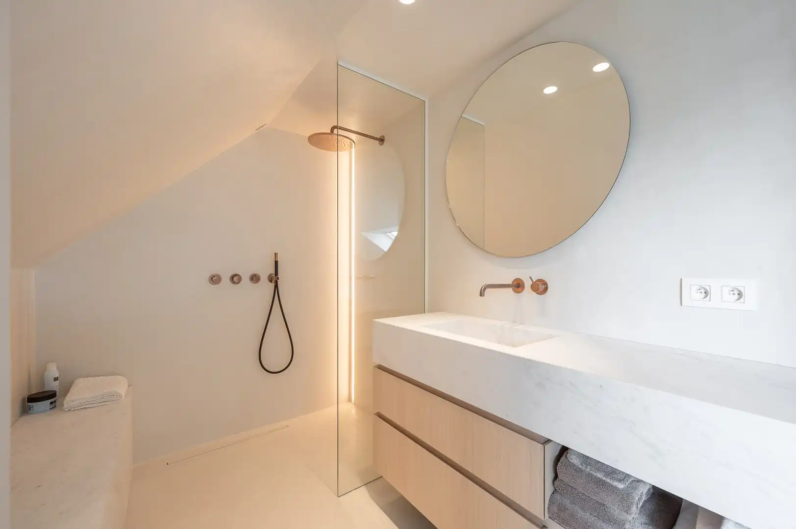 Zonnig gerenoveerd appartement met zuidwest gericht terras en open zicht op wandelafstand van het strand in hartje Zoute. foto 23