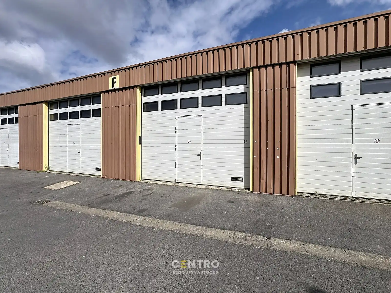 Goed gelegen LOODS (ca.120 m2) met elektrische sectionaalpoort te RUMBEKE. foto 2