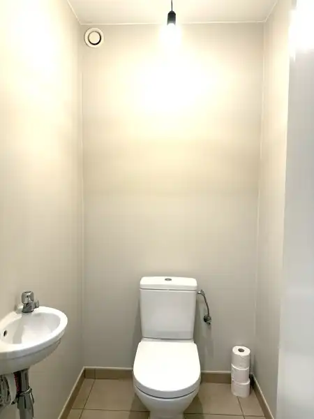 Instapklaar 2-slaapkamerappartement met balkon en overdekte autostaanplaats TE HUUR in Ooigem! foto 3