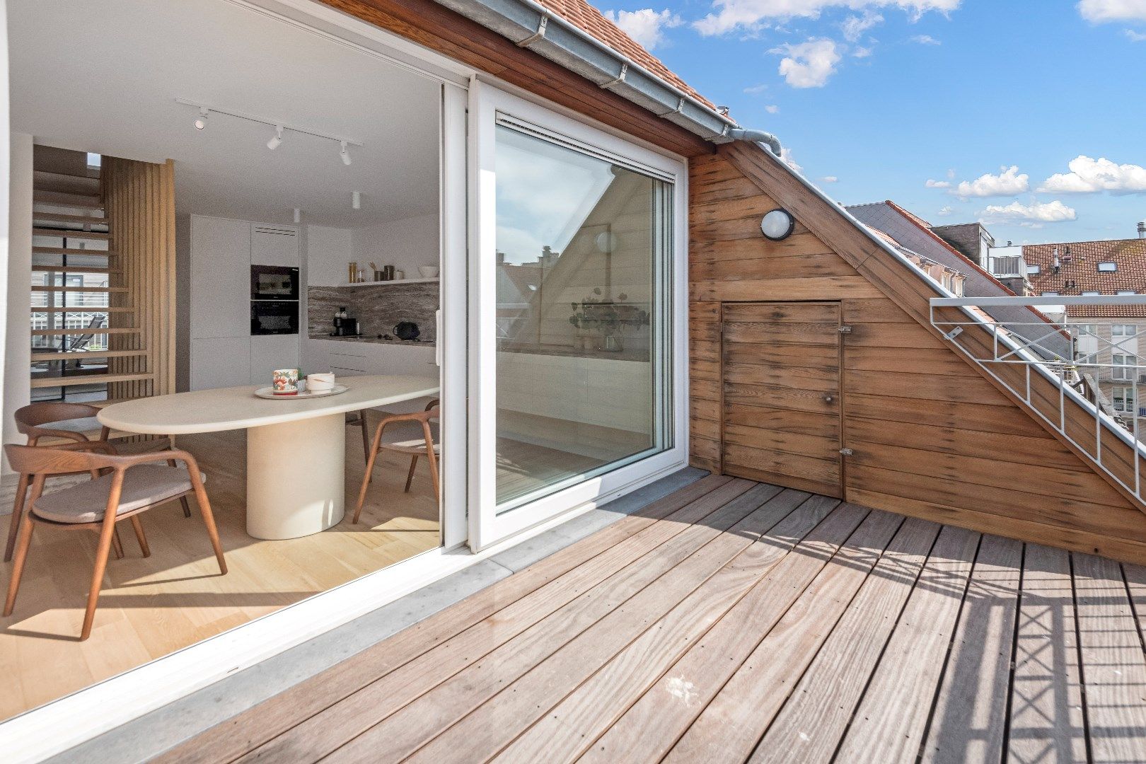 Instapklaar, totaal gerenoveerd doorzon duplex dakappartement met twee zonneterrassen foto {{pictureIndex}}