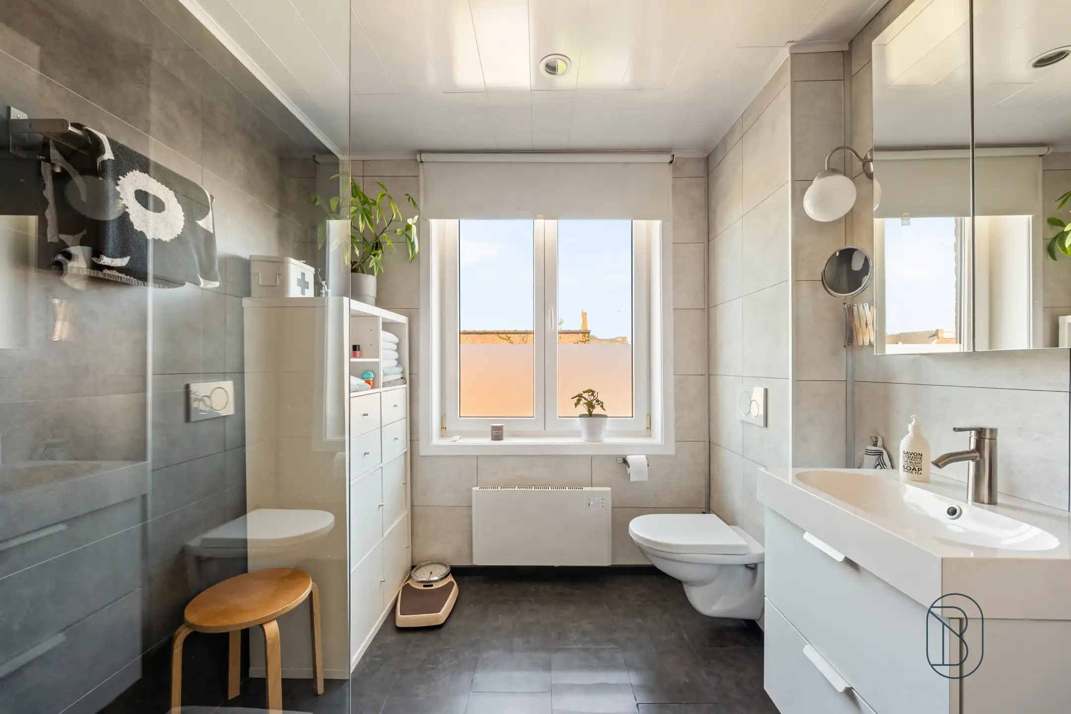 Instapklare woning met zonnige tuin in hartje Kortrijk foto 17