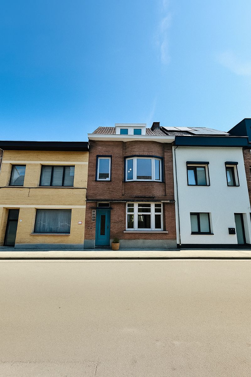 Welkom in de Jules Persynstraat– waar deze charmante woning met opvallende gevel op je ligt te wachten. foto 12