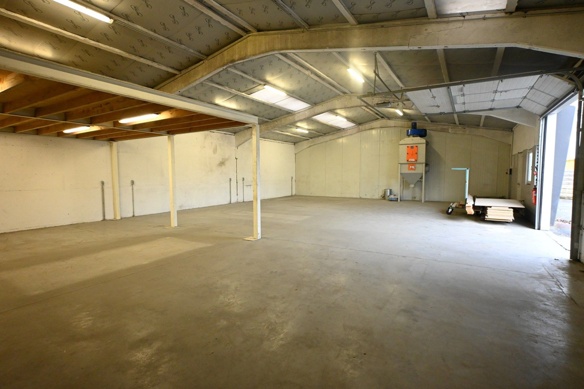 Loods in het industriegebied van Knokke-Heist foto 4