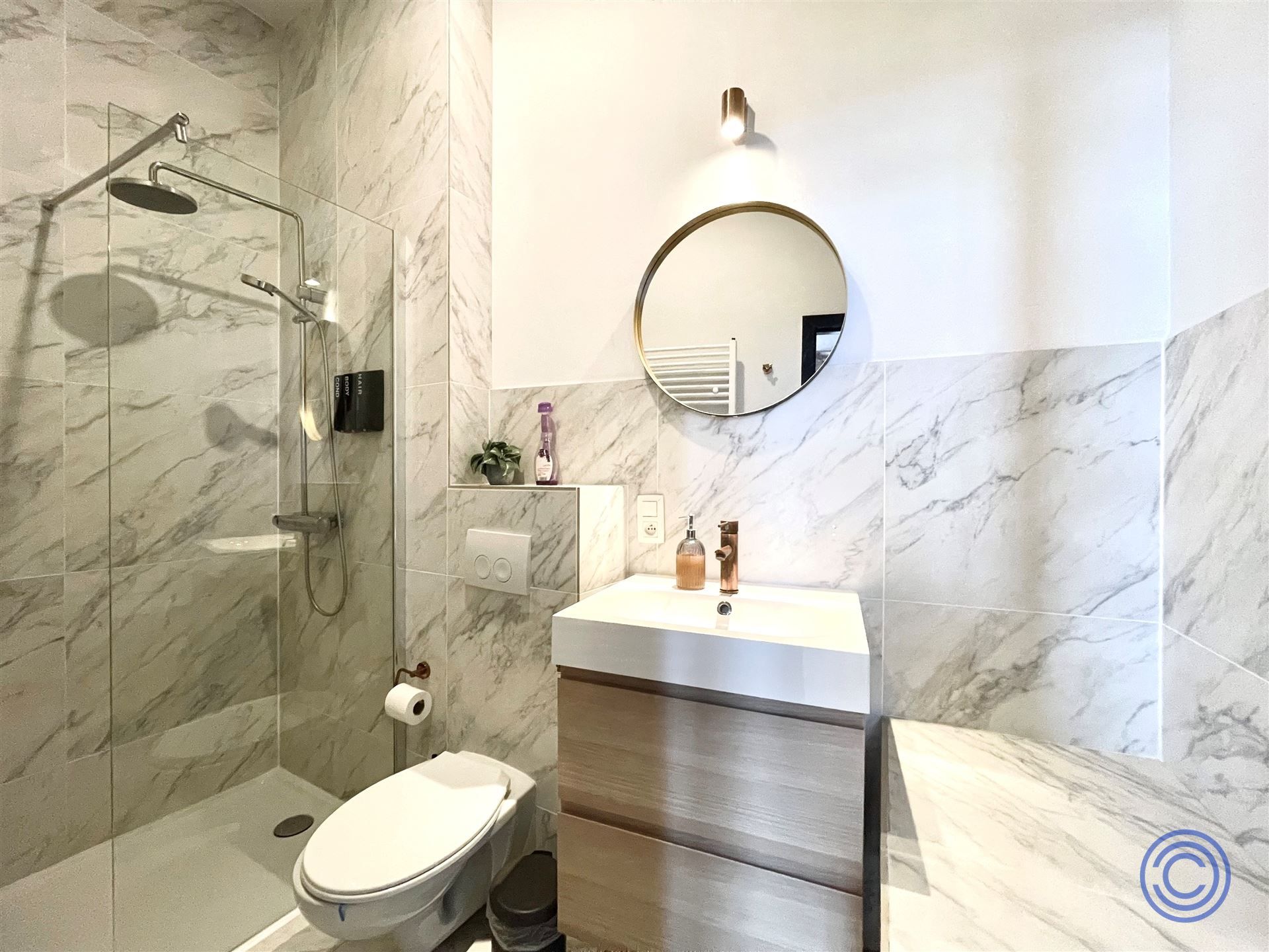Vergund en instapklaar pand met handelspand en 4 studio's voor Airbnb! foto 4