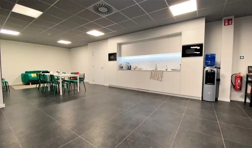 Bedrijfsgebouw te huur vlakbij E17 te Waregem foto 8