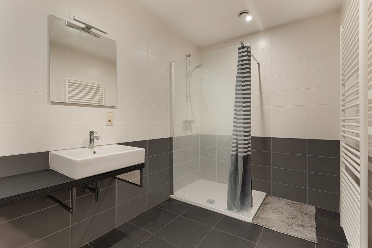 Instapklaar appartement met terras in Puurs-Sint-Amands foto 9