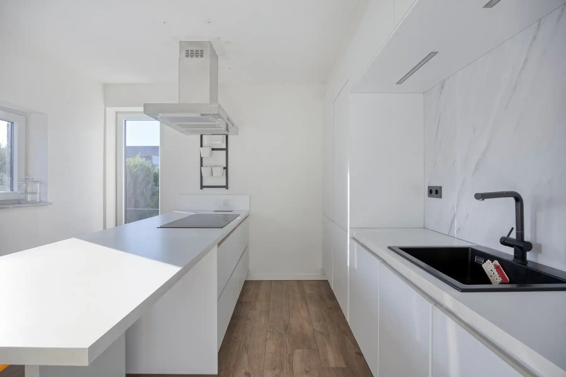PRACHTIG AFGEWERKT EN ENERGIEZUINIG DUPLEX-APPARTEMENT (123 M2 WOONOPPERVLAKTE) (BRON: EPB) MET 2 SLAAPKAMERS, RUIM &nbsp;EN ZONOVERGOTEN TERRAS, EN AUTOSTANDPLAATS EN TUINBERGING TE NEERHAREN!&nbsp; foto 6